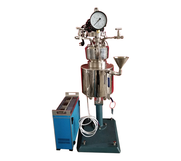 KCFD低壓系列--快開卡環(huán)結(jié)構(gòu)-釜體下落、電加熱管加熱、翻轉(zhuǎn)出料正面照片